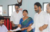 Shakuntala Shetty files nomination ; dares  DV Sadananda Gowda